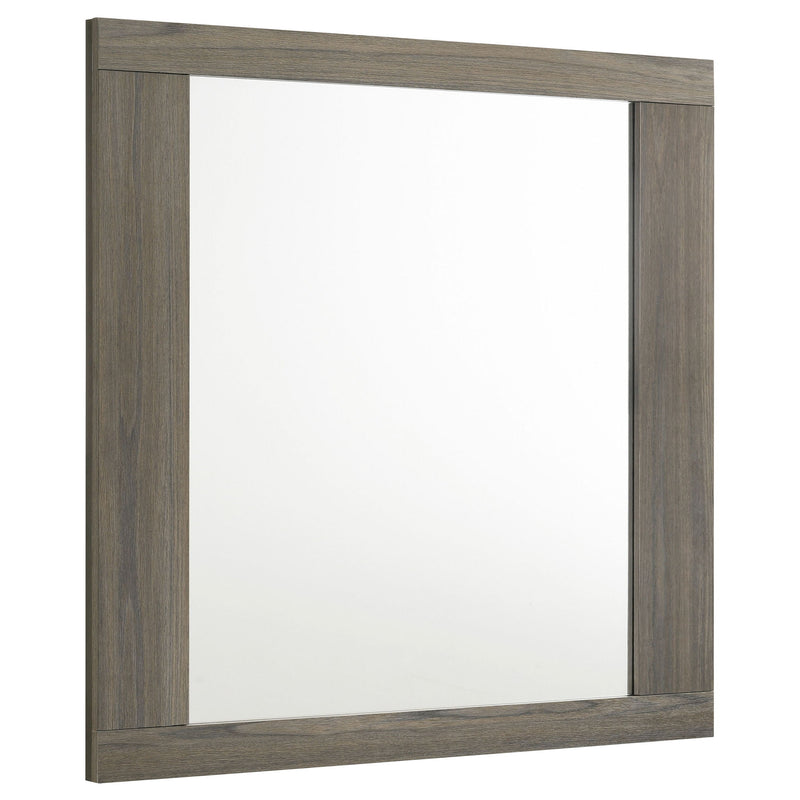 4 Piece Queen Bedroom Set With Built In Storage And Mirror - Oak