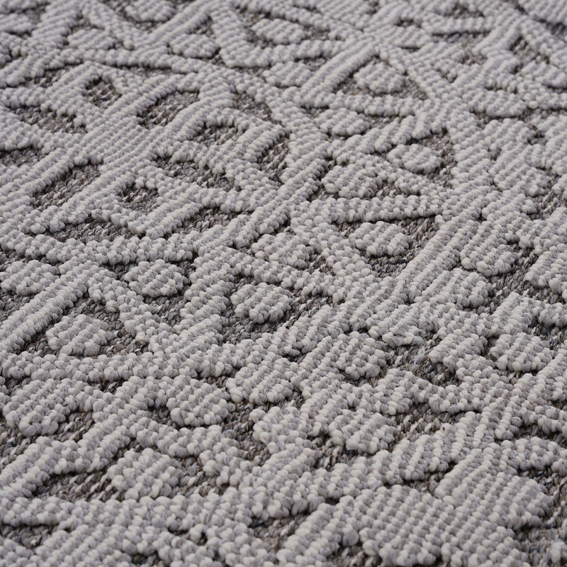Guros - 4' X 6' Medallion Indoor / Outdoor Area Rug - Gray / White